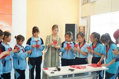 雙語架橋，童心傳韻 我校師生赴移民小學(xué)開展“道中華之美”文化展演交流活動